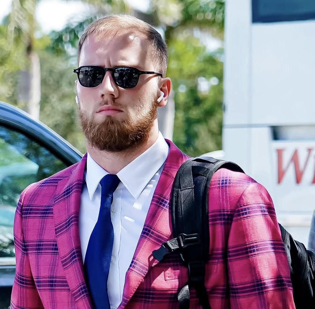 Sportman wearing a purple blazer